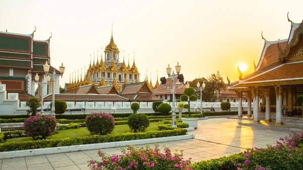 Wat Ratchanaddaram ve Loha Prasat, Landmark Bangkok şehir gün batımında, Tayland