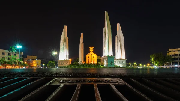 Democratie Monument Bangkok Nachts Rechtenvrije Stockafbeeldingen