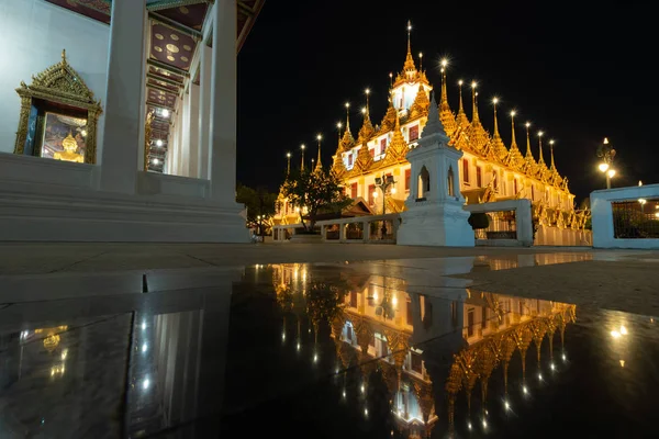 Weerspiegeling Van Wat Ratchanatdaram Loha Prasat Metaal Kasteel Bangkok Thailand Stockfoto