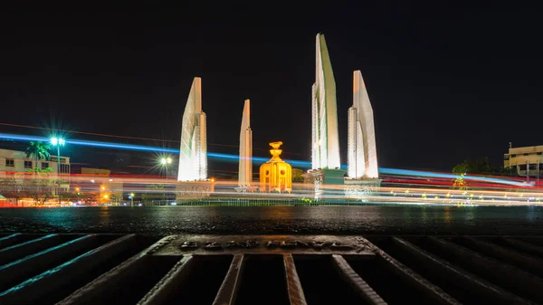 Fény Úton Éjjel Város Demokrácia Emlékmű Bangkok Thaiföld Stock Fotó