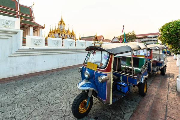 Tuk Tuk Parking Voor Het Wat Ratchanatdaram Loha Prasat Bangkok Stockafbeelding