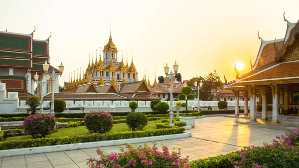 Wat Ratchanaddaram Sándorné Csilla Landmark Bangkok Város Napnyugtakor Thaiföld Stock Kép