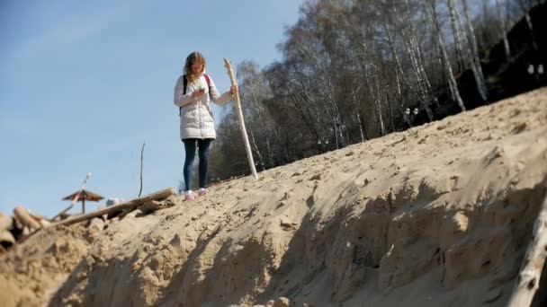 Piękna Młoda Kobieta Spaceru Wzdłuż Brzegu Rzeki Zbieranie Suchych Gałęzi — Wideo stockowe