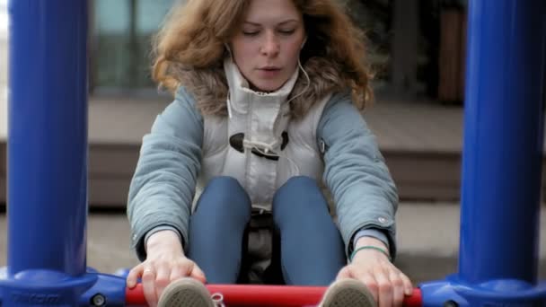 Joven mujer de fitness haciendo ejercicios en el gimnasio en un parque al aire libre — Vídeos de Stock