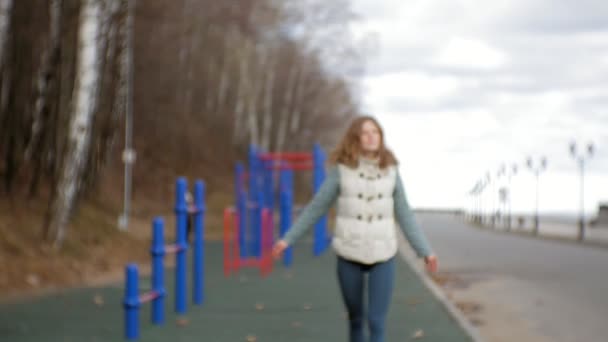 Jovem mulher fitness fazendo exercícios no ginásio em um parque ao ar livre — Vídeo de Stock