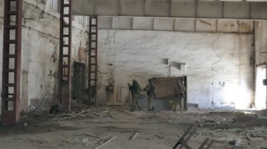 Eski bina, askeri kavram koridorlarda savaş silahları ile kamuflaj Askerllerin gizlice