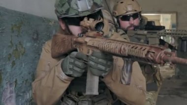 Eski bina, askeri kavram koridorlarda savaş silahları ile kamuflaj Askerllerin gizlice