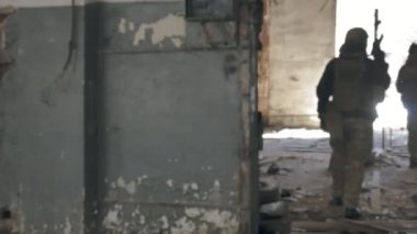 Eski bina, askeri kavram koridorlarda savaş silahları ile kamuflaj Askerllerin gizlice