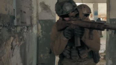 Eski bina, askeri kavram koridorlarda savaş silahları ile kamuflaj Askerllerin gizlice