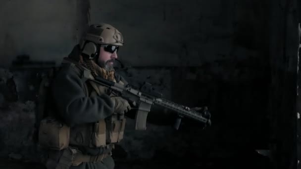 Soldados en camuflaje con armas de combate se escabullen por los pasillos del antiguo edificio, el concepto militar — Vídeo de stock