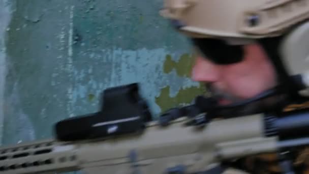 Солдаты в камуфляже с боевым оружием пробираются по коридорам старого здания, военная концепция — стоковое видео