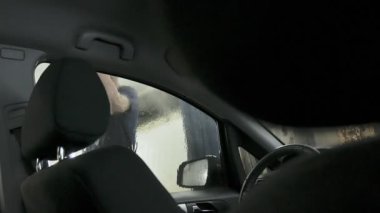araba oto yıkama, bir kişi geçen bir temassız lavabo, arabanın içindeki görünümü bir araba yıkar