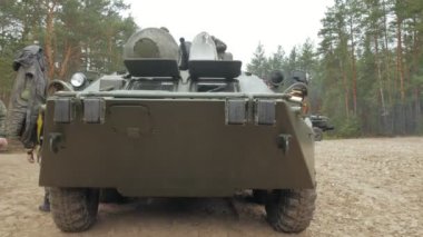 Kamuflaj askerler savaş car, askeri kavram yakınındaki ormanda savaş silahları ile