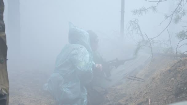 Soldados en camuflaje con armas de combate disparan al refugio forestal, concepto militar, cortina de humo, niebla — Vídeos de Stock