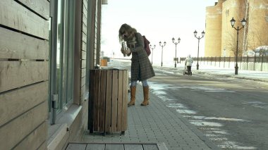 Kendine güvenen güzel iş kadını sokakta yürürken