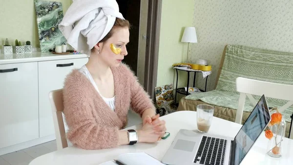 Atrakcyjny biznes dama zastosowanie kosmetyczne twarzy miejsca w domu, pracy za laptopa — Zdjęcie stockowe