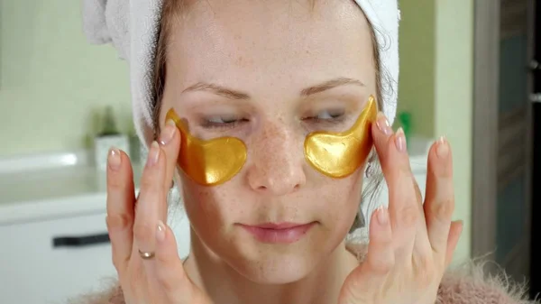Wanita menarik menyemprotkan plester wajah kosmetik di rumah — Stok Foto