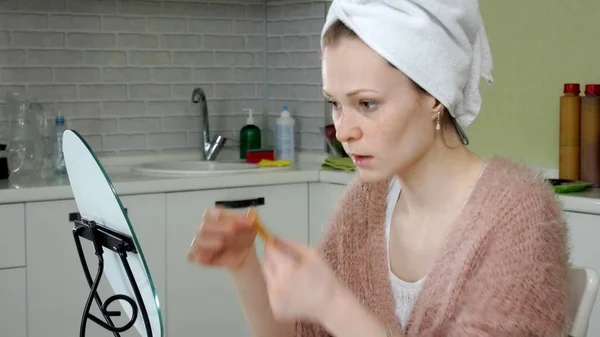 Houkutteleva nainen spplying kosmeettinen kasvojen laikkuja kotona — kuvapankkivalokuva