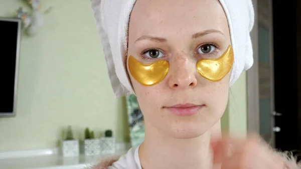 Atrakcyjna kobieta spplying kosmetycznych twarzy patche w domu — Zdjęcie stockowe
