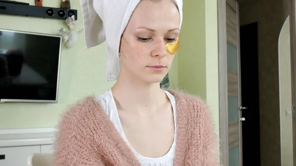 Attraktiv kvinna spplying kosmetiska ansikts patchar hemma — Stockfoto