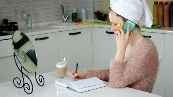 Kozmetik yüz lekeleri evde, uygulama çekici kadın telefonda konuşurken — Stok fotoğraf