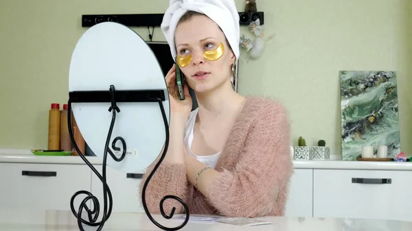 Atrakcyjna kobieta spplying kosmetycznych twarzy patche w domu — Zdjęcie stockowe
