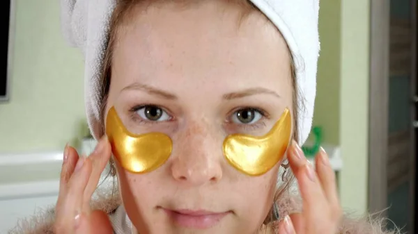 Atraktivní žena spplying kosmetického facial opravy doma — Stock fotografie