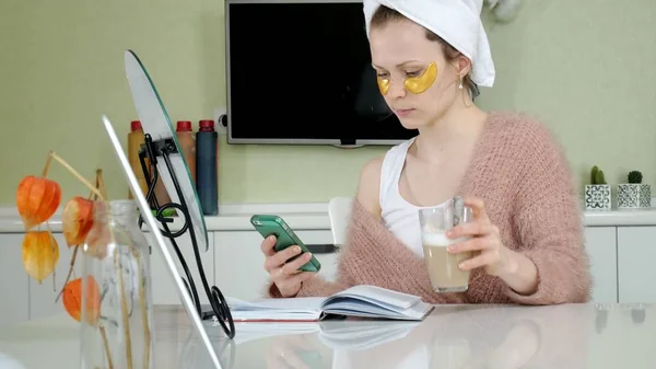 Aantrekkelijke zakenvrouw cosmetische gezichts plekken thuis, toe te passen op die zijn praten aan de telefoon — Stockfoto