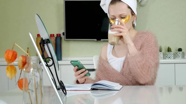 Mulher de negócios atraente aplicando manchas faciais cosméticos em casa, falando ao telefone — Fotografia de Stock