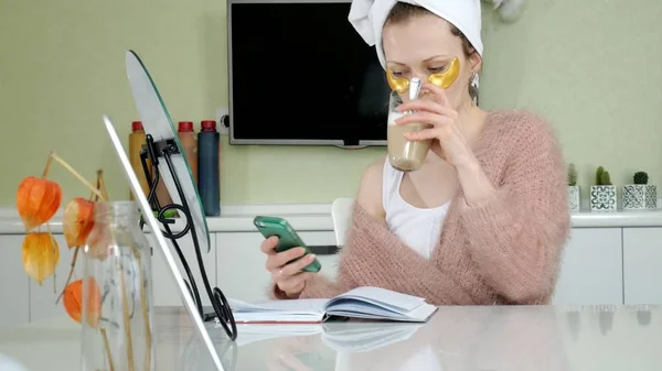 Mulher de negócios atraente aplicando manchas faciais cosméticos em casa, falando ao telefone — Fotografia de Stock