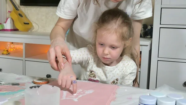 Madre e figlio dipingono con le dita colorate. I giochi con i bambini influenzano lo sviluppo dei primi bambini . — Foto Stock
