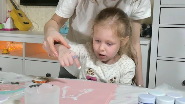 Mutter und Kind malen mit farbigen Fingern. Spiele mit Kindern beeinflussen die Entwicklung früher Kinder. — Stockfoto