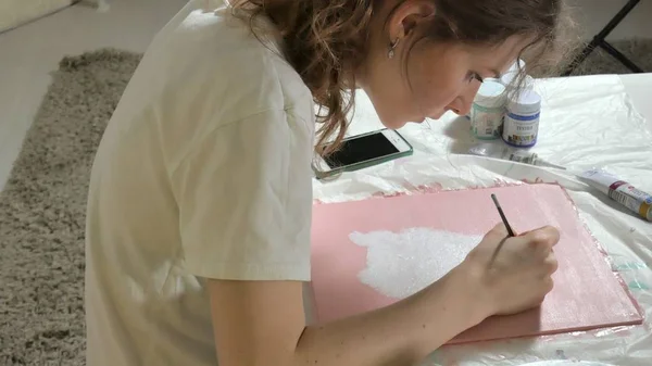 Woman paint with colored brush. Games with children affect the development of early children. — Stock Photo, Image