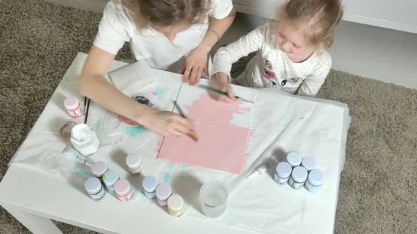 Matka i dziecko malować palcami kolorowe. Gry z dziećmi wpływają na rozwój wczesnych dzieci. — Zdjęcie stockowe