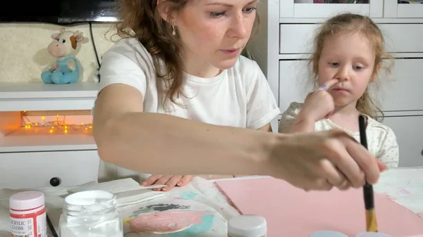 Madre e hijo pintan con dedos de colores. Los juegos con niños afectan el desarrollo de los niños pequeños . — Foto de Stock