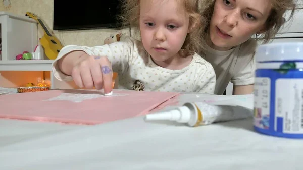 Mutter und Kind malen mit farbigen Fingern. Spiele mit Kindern beeinflussen die Entwicklung früher Kinder. — Stockfoto