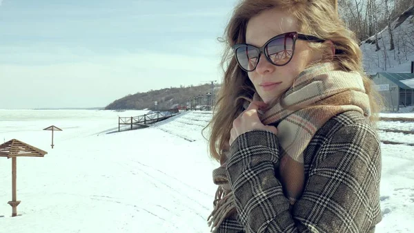 Belle femme d'affaires confiante marchant dans la tour de sauvetage en bois A sur la plage en l'absence de sénose — Photo