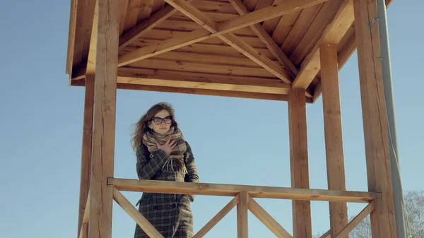 Επιχειρηματικές όμορφη γυναίκα που περπατά στον πύργο ένα ξύλινο διάσωσης στην παραλία κατά την απουσία του sesosis — Φωτογραφία Αρχείου