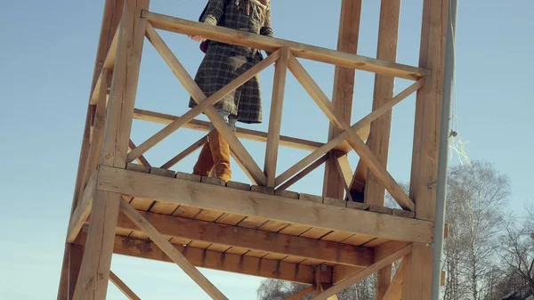 Mulher de negócios bonita confiante que anda no A torre de resgate de madeira na praia durante a ausência de sesose — Fotografia de Stock