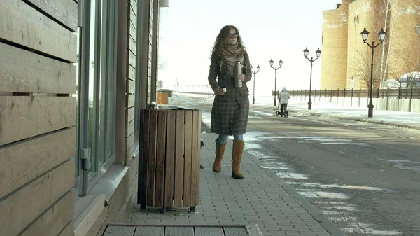 Zeker mooie zakenvrouw, wandelen in de straat — Stockfoto