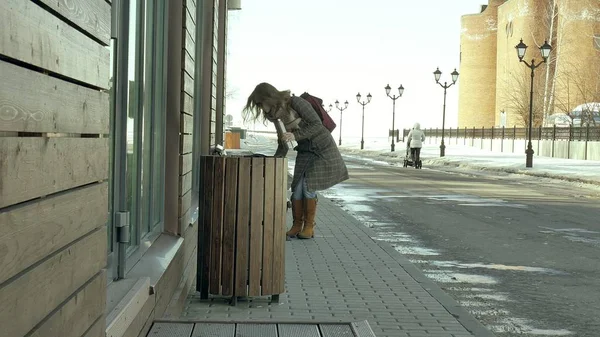 Kendine güvenen güzel iş kadını sokakta yürürken — Stok fotoğraf