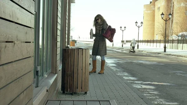 Kendine güvenen güzel iş kadını sokakta yürürken — Stok fotoğraf
