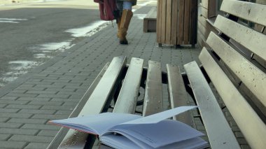 Park, onun defter elinde bankta oturan genç, güzel, güzel kadın. O bir ceket giyiyor. O notlar yapar ve çok romantik görünüyor.