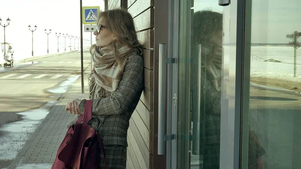 Kendine güvenen güzel iş kadını sokakta yürürken