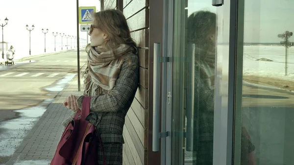 Kendine güvenen güzel iş kadını sokakta yürürken