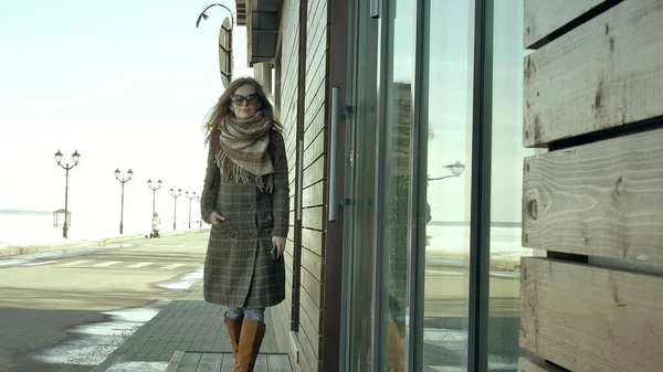 Självsäker vacker affärskvinna som vandrar i gatan — Stockfoto