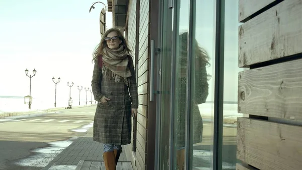 Självsäker vacker affärskvinna som vandrar i gatan — Stockfoto