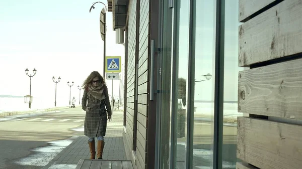 Selbstbewusste schöne Geschäftsfrau, die auf der Straße geht — Stockfoto