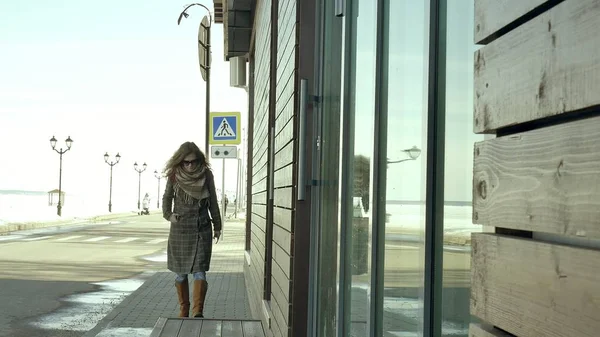 Kendine güvenen güzel iş kadını sokakta yürürken — Stok fotoğraf