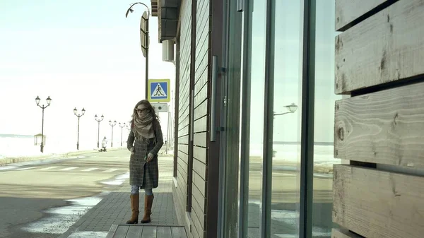 Zeker mooie zakenvrouw, wandelen in de straat — Stockfoto